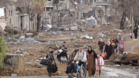 Los palestinos se abren paso desde el norte de la Franja de Gaza hasta el sur aprovechando el alto el fuego de cuatro días