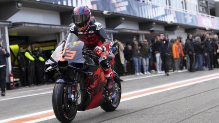 El piloto español Marc Márquez a bordo de su Ducati del 'Gresini Racing' el los test del circuito de Cheste./