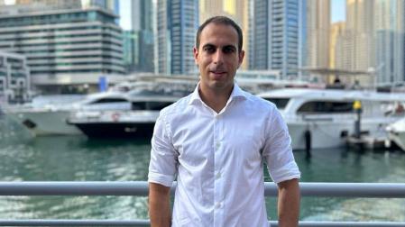 Iñigo Ayechu Abendaño posa en Marina Bay, en un viaje a Dubai