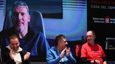Jagoba Arrasate, Tomás Iriarte, organizador del torneo, y Alberto Armendáriz ‘Txapela’, afectado de ELA y gran seguidor rojillo