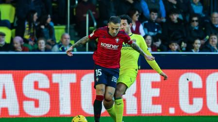 Rubén Peña protege el balón ante Dani Parejo en la última jornada en la que cayó lesionado