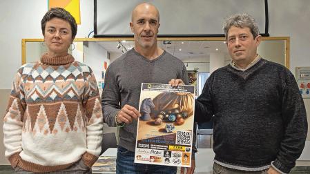 Ohiana Beraza, Carlos Rubio y Luis Urra, en la casa de juventud de Estella