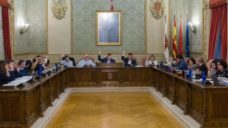 Los concejales, durante la votación de uno de los puntos del pleno del Ayuntamiento de Tudela