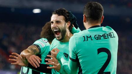 El Atlético gana con suerte en Róterdam y se mete en octavos de final