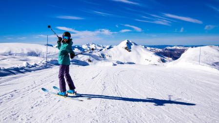 Una esquiadora disfruta de la nieve en la estación de esquí de La Pierre de Saint Martin