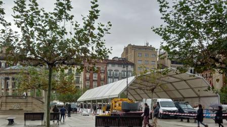 Montaje de la pista de hielo en la Plaza del Castillo en Pamplona