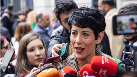 La ministra de Inclusión, Seguridad Social y Migraciones, Elma Saiz, atiende a medios a su salida de la Solemne Sesión de Apertura de las Cortes Generales de la XV Legislatura
