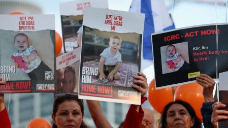 Asistentes a la manifestación en la que se pedía la liberación inmediata de los rehenes Shiri Bibas, de 32 años, y sus hijos Kfir Bibas, de 10 meses, y Ariel, de 4, que Hamas ha anunciado este miércoles que fallecieron en los bombardeos israelíes sobre Gaza