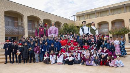 Foto de familia de los integrantes de los colectivos y asociaciones participantes en la fiesta del centenario de las Escuelas Viejas de Buñuel