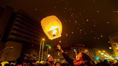 Imágenes del lanzamiento de farolillos en Pamplona./
