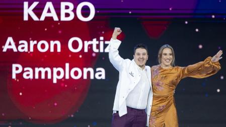 Aaron Ortiz, chef, y Jaione Aizpurua, sumiller, en la gala de la Guía Michelin de Barcelona donde recibieron una estrella para el Restaurante Kabo de Pamplona