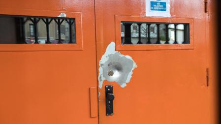 Así quedó la puerta de la discoteca tras los disparos