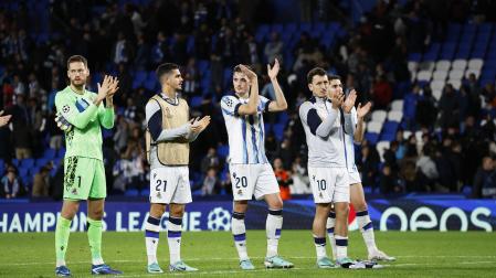 Los jugadores de la Real Sociedad devuelven el apoyo de su público tras el empate contra el Salzburgo./