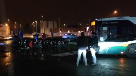 Piquetes sentados frente a las villavesas en las cocheras