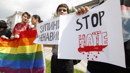 Activistas en una manifestación en defensa de los derechos LGTBT en Rusia