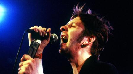 Shane MacGowan, durante un concierto con The Pogues