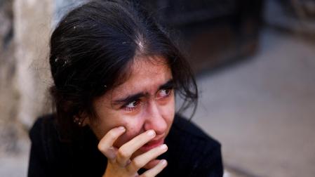Una chica palestina llora tras la reanudación de los ataques en Gaza