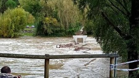 El Arga a su paso por las pasarelas del Club Natación