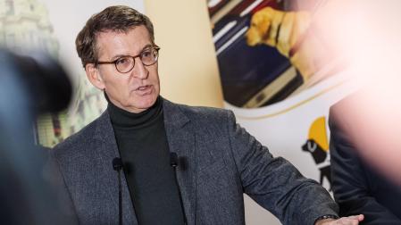 El presidente del Partido Popular, Alberto Núñez Feijóo, durante su visita este viernes a las instalaciones de la Fundación ONCE del Perro Guía