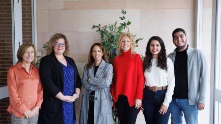 El equipo investigador, en la Facultad de Ciencias de la Salud de la UPNA. De izda. a dcha., M.ª Rosario Orzanco Garralda, Paula Escalada Hernández, Nely Soto Ruiz, Cristina García Vivar, Ana Carolina Andrade Biaggi Leite y Gustavo Adolfo Pimentel Parra.