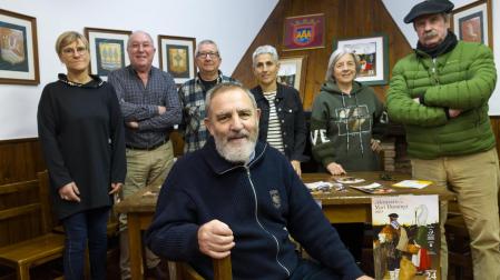entado, Daniel López Moreno ante los integrantes de la Asociación de Amigos del Olentzero Sonia Ochoa, Fernando Martínez, Juan Carlos Goyeneche, Argiñe Korta, Patricia Lorente y José Mª Blanzako.