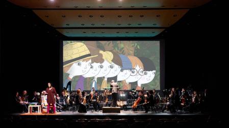 La narradora Ana Egiazabal, en la representación de ‘Cuentos de mamá oca’ en el Auditorio de Barañáin