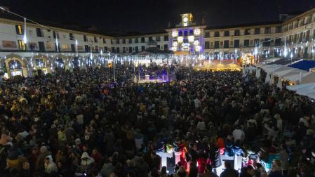 Imagen de la iluminación instalada en la plaza de los Fueros, con el quiosco y la Casa del Reloj también decorados, ante las miles de personas que acudieron al acto