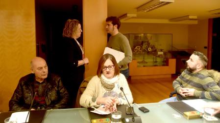 La portavoz socialista Esther Iso charla con el alcalde, Xabier Alcuaz (EH Bildu), antes del pleno