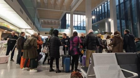 Los pasajeros del vuelo a Estambul permanecen todavía en el aeropuerto