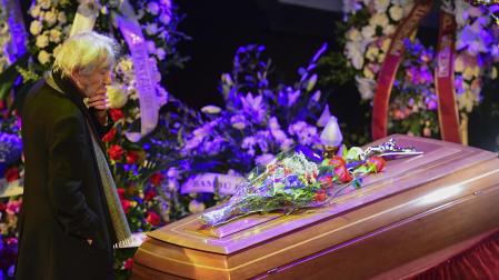 El actor José Sacristán visita la capilla ardiente de Concha Velasco, instalada este sábado en el Teatro de La Latina de Madrid