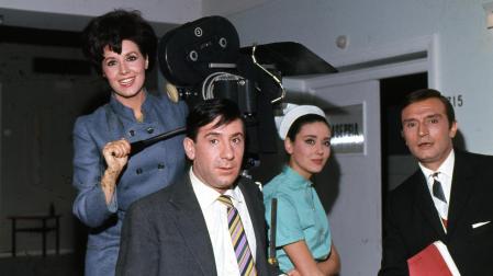 Imagen de 1968 del rodaje de la película 'Los que tocan el piano' dirigida por Javier Aguirre Fernández y protagonizada por Tony Leblanc, Concha Velasco, Alfredo Landa y Paquita Torres