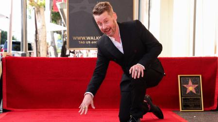 Macaulay Culkin posa con su estrella en el Paseo de la Fama de Hollywood