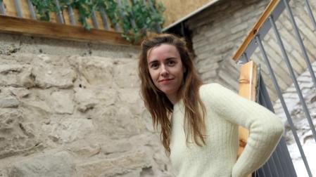 La arquitecta Ioar Cabodevilla Antoñana posa en el café Compañía de Pamplona. Es una de las tres socias de la Cooperativa arquitectónica Orekari, con sede en Burlada