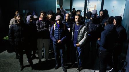 Algunos de los 38 jóvenes que acudieron anoche al albergue y tuvieron que dormir en la calle./