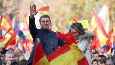 El líder del PP, Alberto Núñez Feijóo, junto a Cuca Gamarra, en Madrid