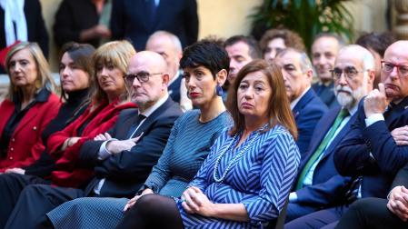 Elma Saiz, junto a la presidenta del Congreso de los Diputados, Francina Armengol, en el acto de entrega de la Medalla de Oro de Navarra a la UNED Pamplona