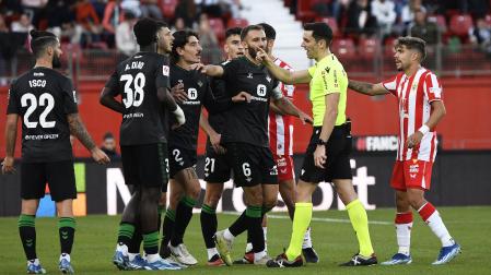 Los jugadores del Betis protestan al colegiado tras la expulsión de Bellerín./