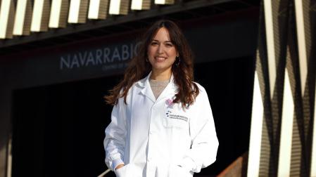 Marta Redondo Muñoz, junto al edificio de Navarrabiomed
