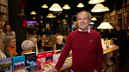 Halley Margon, vecino de Olza y autor de 'La noche belga: escritos sobre alienación y violencia, posa en la presentación de su libro, el 15 de noviembre en la librería Walden de Pamplona.