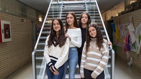 A: CEDIDA
F: 04/12/2023
P:  DE IZDA. A DCHA.; NEREA FORCADA PEREZ, ANA CASADO LACARRA, AROA BALLESTER GIL Y NOA AYALA MARTINEZ
L: CINTRUENIGO
T: EQUIPO DEL INSTITUTO LA PAZ DE CINTRUENIGO QUEDAN EN 4º LUGAR Y CAMPEON DE NAVARRA EN EL CONCURSO DE MATEMATICAS ONLINE NABOJ JUNIOR