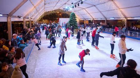 Fotos de la inauguración de la pista de patinaje sobre hielo de la plaza del Castillo