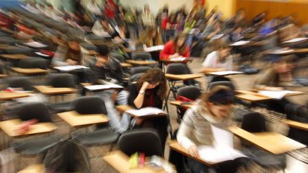 Alumnos de 4º de ESO (15-16 años) del instituto Ménendez Pidal de Barcelona, durante un examen, en una imagen de archivo.