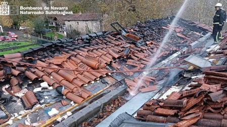 Daños causados por el fuego en el tejado de la vivienda incendiada el lunes en Lesaka