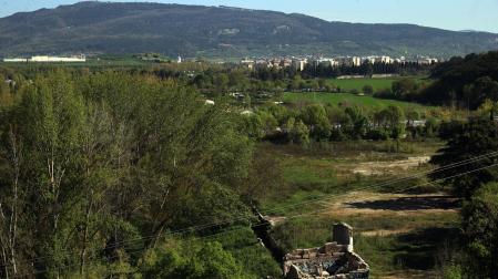 En primer término las ruinas del antiguo molino de Ilundáin, en el límite entre Pamplona y Barañáin.