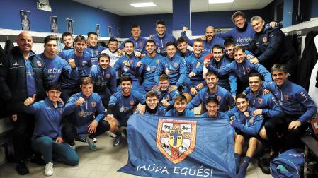 Los jugadores y el cuerpo técnico del Valle de Egüés posan con la bandera del club navarro antes de la sesión de entrenamiento del pasado lunes./