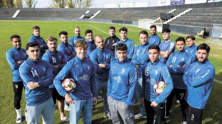 Los jugadores del Tudelano, ayer por la mañana en el Ciudad de Tudela, después del entrenamiento de preparación del partido de la Copa del Rey./