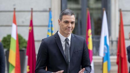 Pedro Sánchez atiende a los medios a su llegada al acto celebrado en el Congreso con motivo del Día de la Constitución