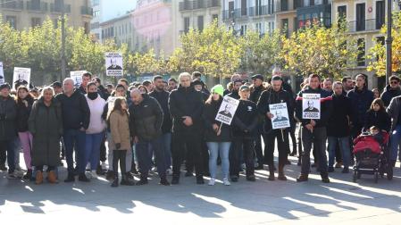 La manifestación de compañeros y amigos, a la que también ha asistido la hermana de Amorín, ha partido de la plaza de la Libertad y ha recorrido por completo la avenida de Carlos III hasta llegar a la plaza del Castillo