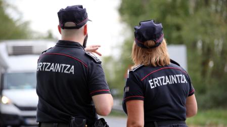 Imagen de archivo de dos ertzainas