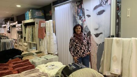 María Ángeles Gómez, junto a los paneles y cortinas de Gelisa, la tienda de la calle San Alberto Magno